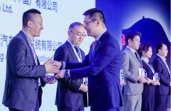 阿特拉斯·科普柯汽車(chē)事業(yè)線總監(jiān)袁飛先生代表公司領(lǐng)取最佳品牌支持獎(jiǎng)